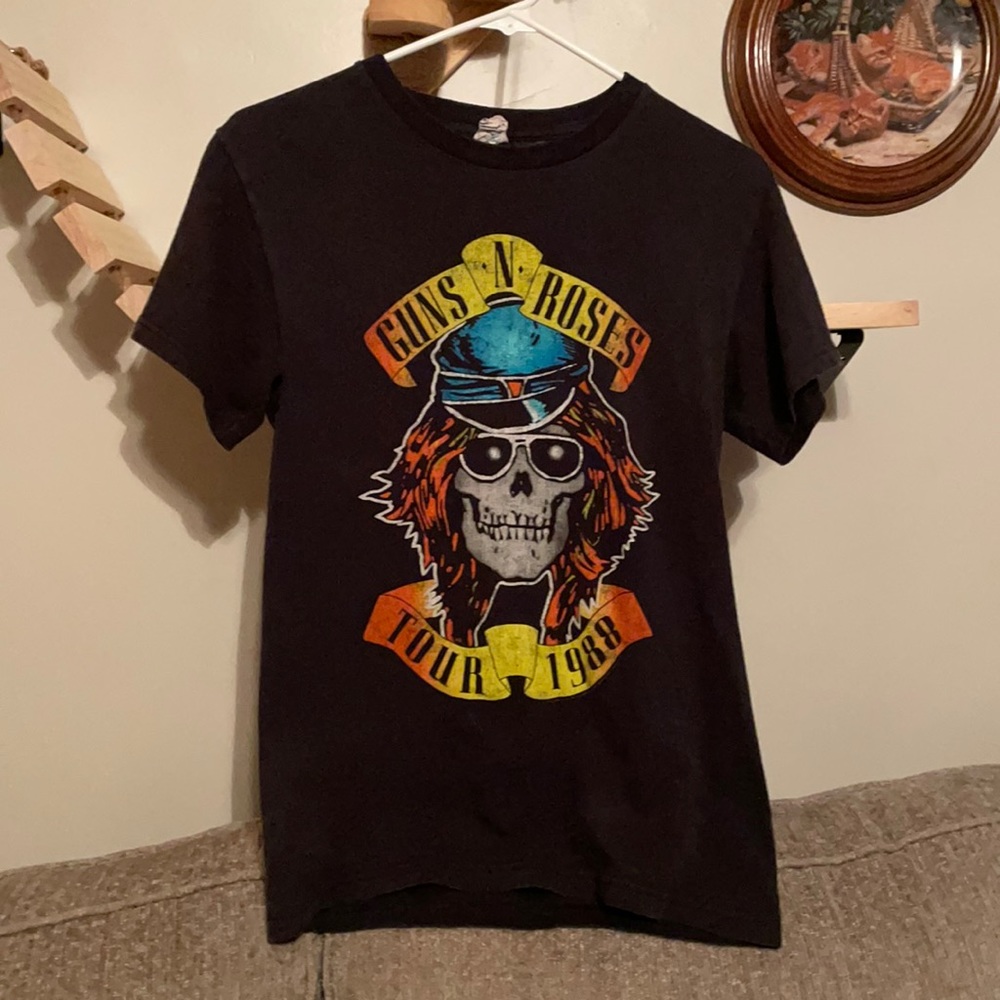guns and roses t-shirt. size small.